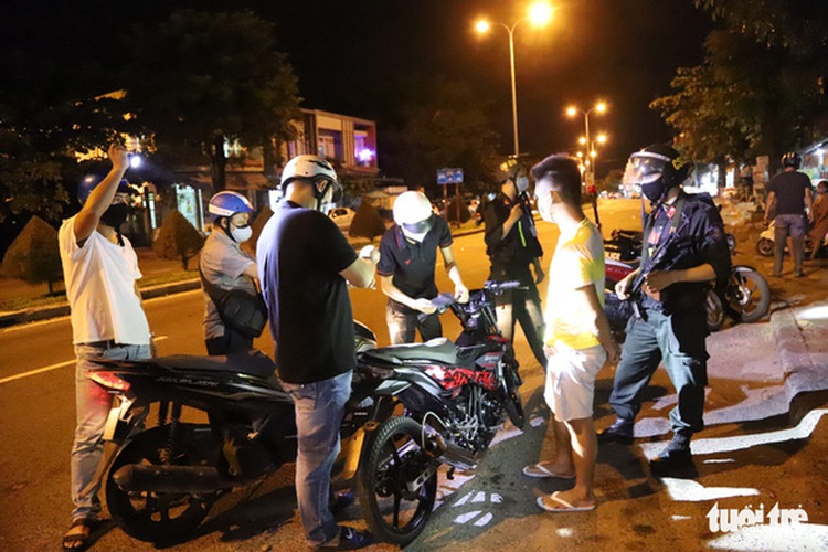 Special police unit in Da Nang patrol nightly to enforce social distancing