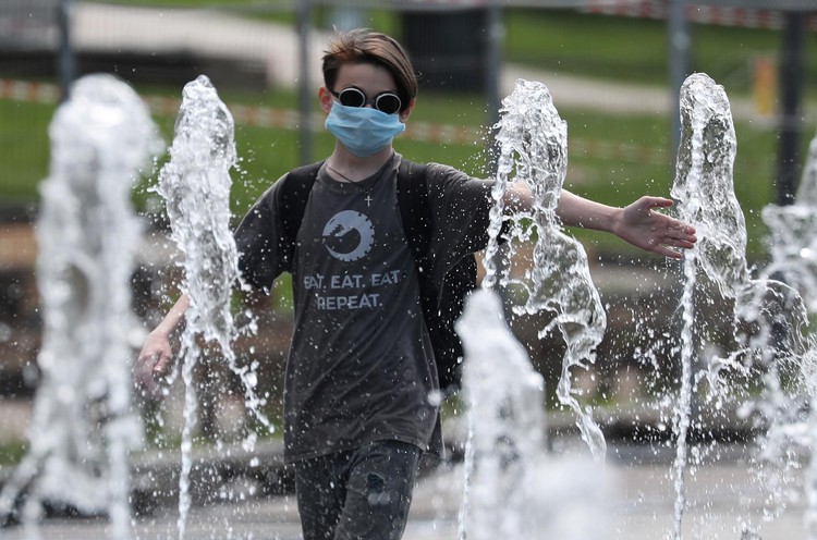 WHO says children aged 12 and over should wear masks like adults