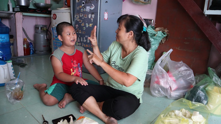 Deaf-mute couple runs street food stall in Saigon with smiles, sign language