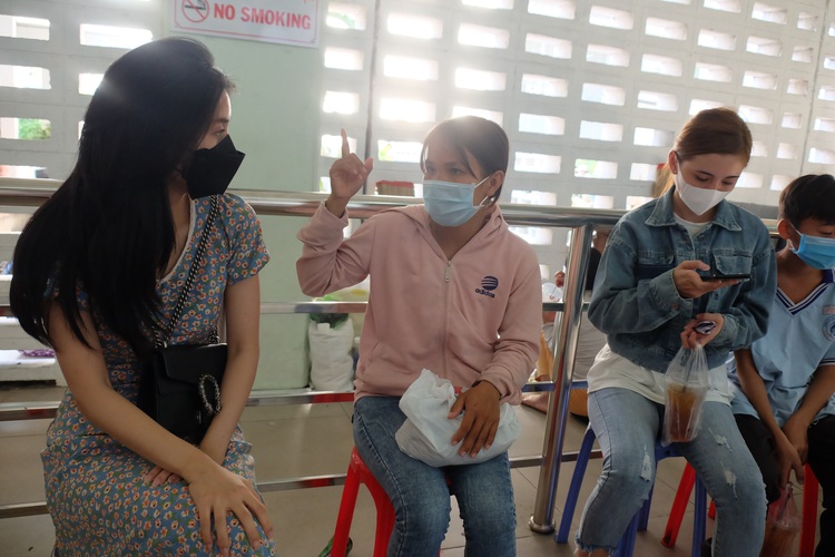 Young woman raises $7,800 for man bitten by king cobra to pay children’s tuition in Vietnam