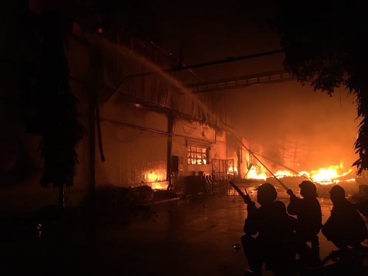Fire destroys 4,200sqm warehouse in Ho Chi Minh City