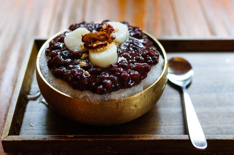 Saigon vendors rush to slake craving for red bean soup on ‘Chinese Valentine’s Day’