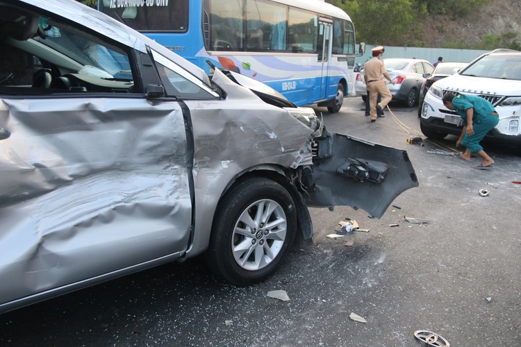 Pile-up on mountain pass after van crashes into median strip in Nha Trang