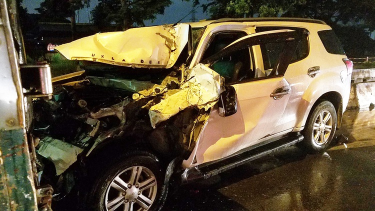 Three injured in car accident at red light in Ho Chi Minh City