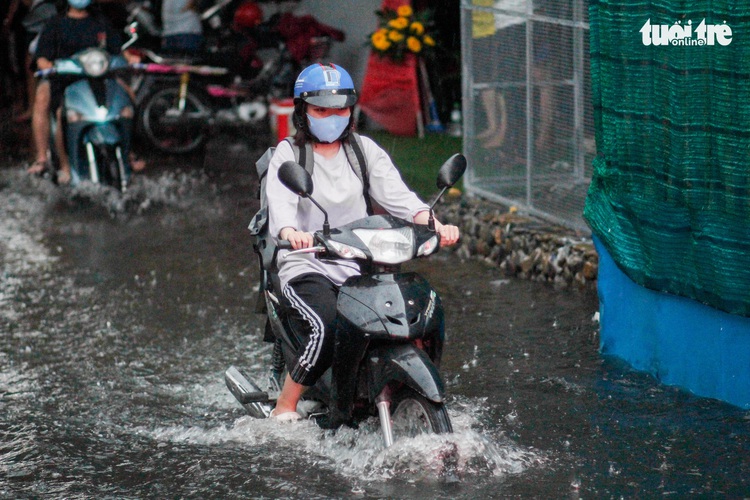 Torrential rain causes flooding in Ho Chi Minh City