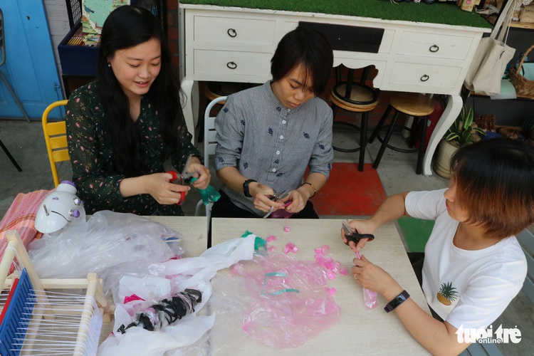 Vietnamese woman makes fashion bags from recycled plastic, waste cloth