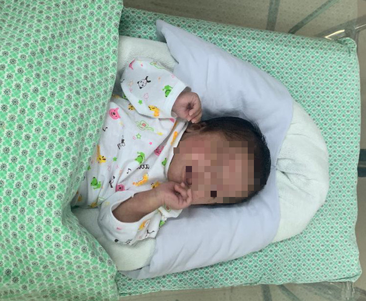 Hanoi doctors keep baby alive after 31-week abortion
