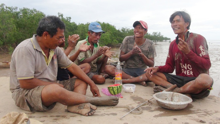Vietnamese fishermen mud-skate for a tight living