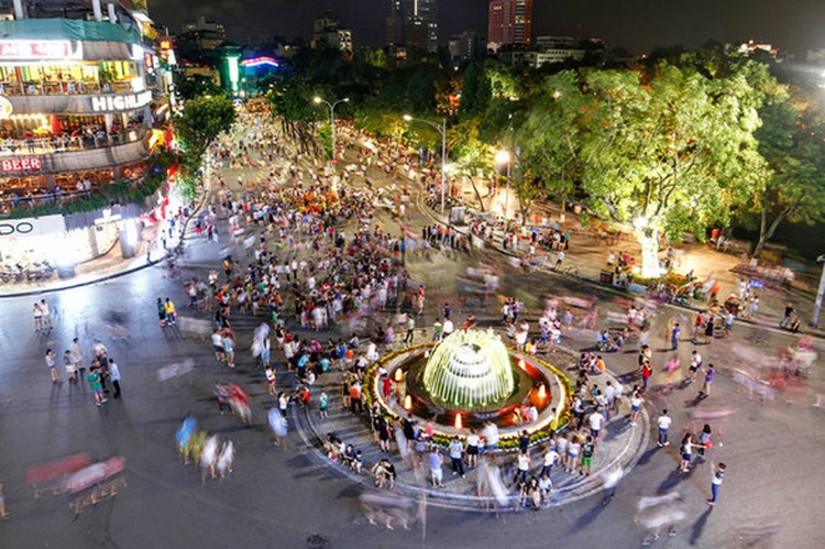 Hanoi requests proper dressing, language at Hoan Kiem Lake: draft regulations