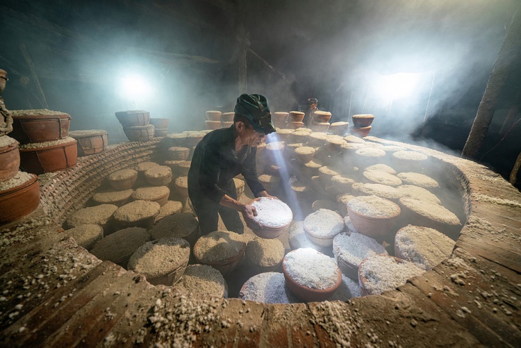 Award-winning photos portray hard-earned beauty of Vietnam’s salt-making village