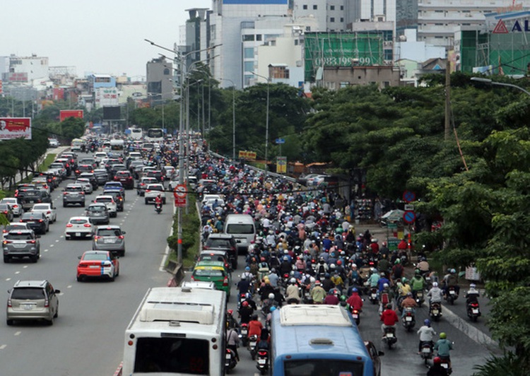 Traffic closure for upgrade of major overpass to downtown Saigon causes chaos for commuters