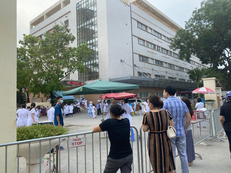 In Hanoi, six airport staffers quarantined after contacting COVID-19 positive case