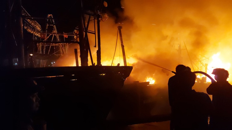 Several fishing boats ablaze in north-central Vietnamese province at night