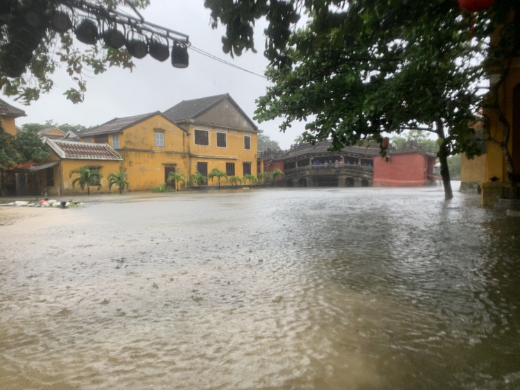 Floodwater gives rise to boat rides for tourists in Hoi An