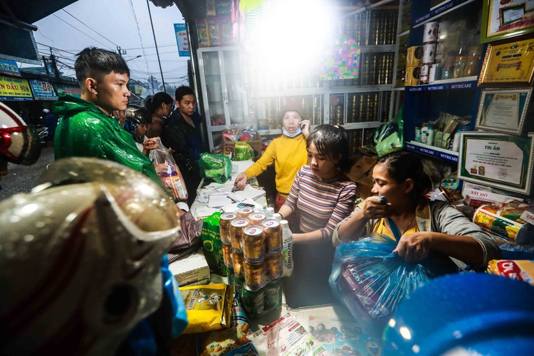 Residents of central Vietnamese province brave 4th flood in 8 days