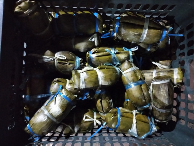 Locals, teachers cook sticky rice cakes for residents in Vietnam’s flood-hit areas