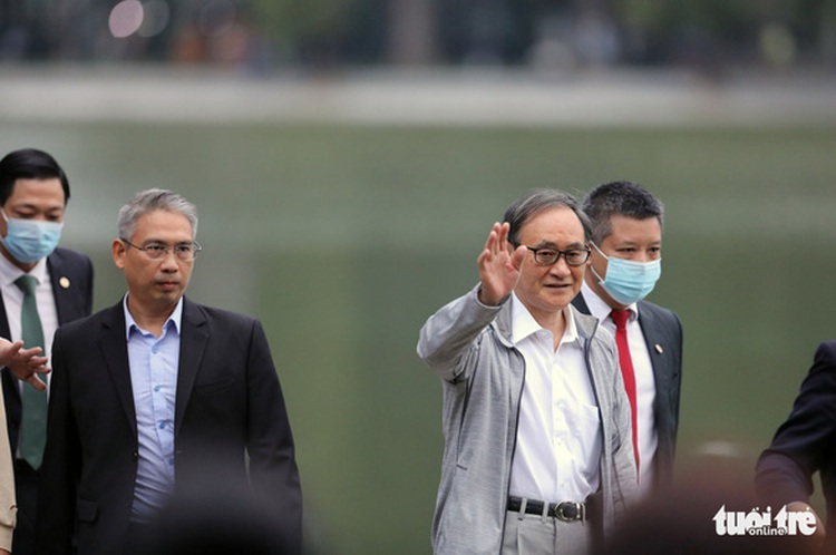 Japanese PM Suga visits Hanoi’s Hoan Kiem Lake after official meetings