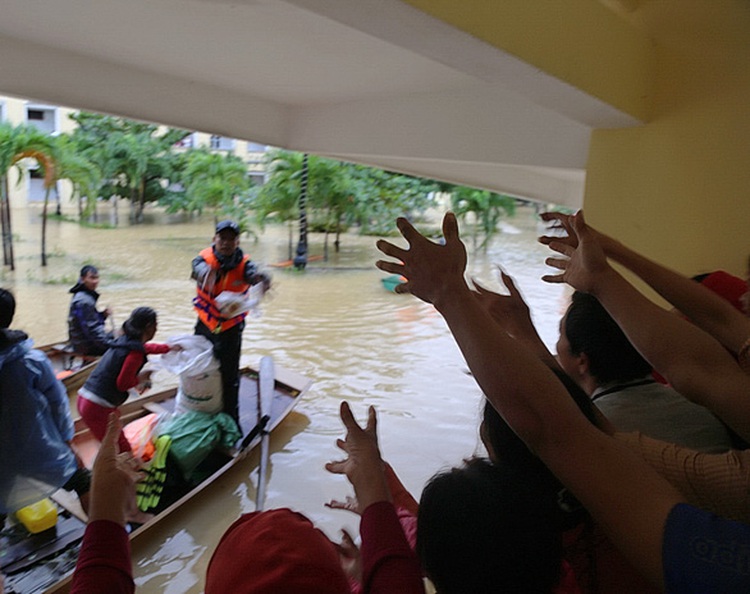 Flooding strands hundreds of patients in central Vietnam hospital