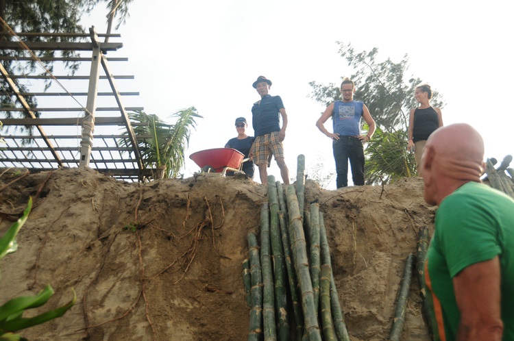 Foreigners help protect beach from extreme waves in Hoi An