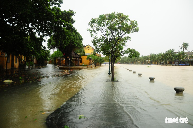 Hoi An Ancient Town braces for Storm Molave
