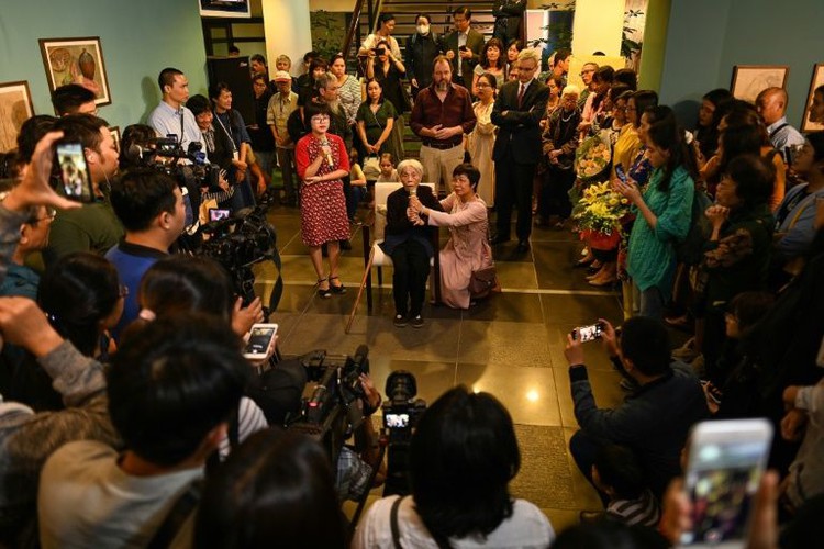 'Pioneer' octogenarian Vietnamese artist gets first solo exhibit