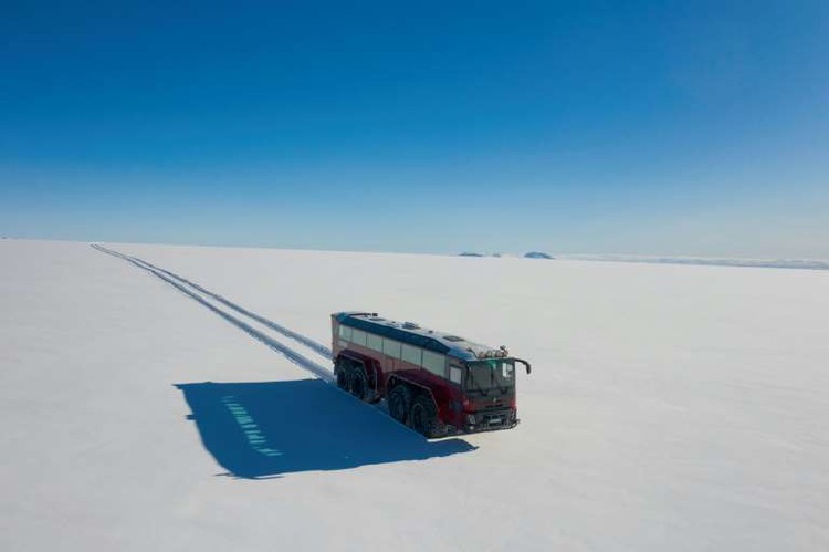 Giant metallic 'steed' traverses Iceland's threatened glacier