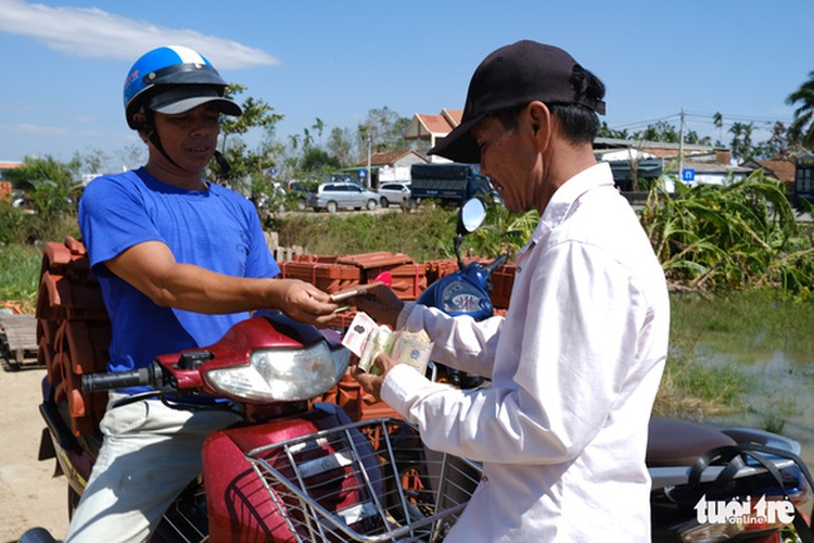 Central Vietnamese province’s people flock to buy new tiles to fix houses after storm