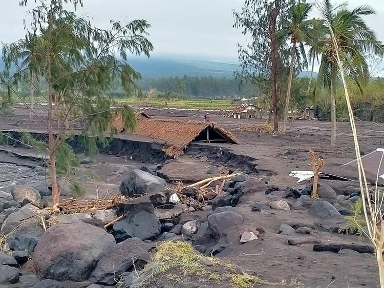 Contact restored with Philippine province hit by year's most powerful typhoon; 16 dead