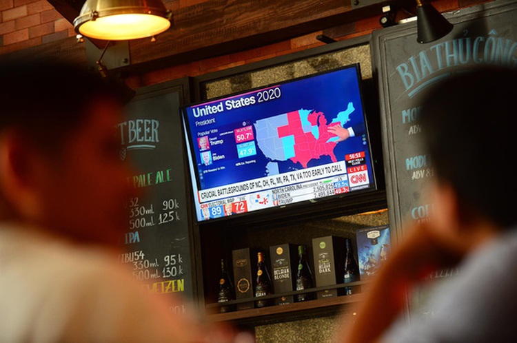 Americans in Vietnam watch US presidential election
