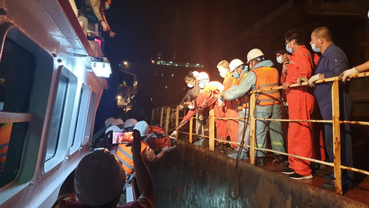 Vietnam rescues foreign sailor with signs of brain hemorrhage at sea