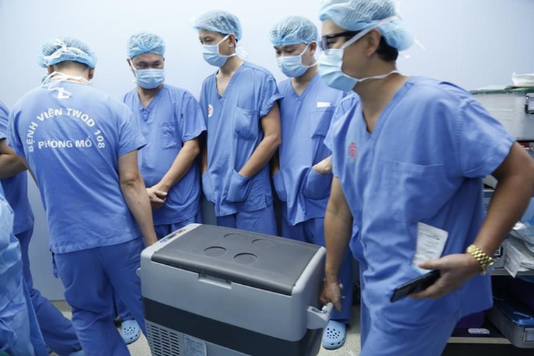 18-year-old amputee regains hands after groundbreaking surgery