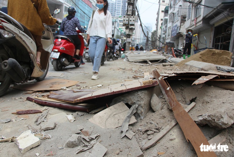 Commuters suffer nightmarish traveling as street construction lags behind schedule in Hanoi