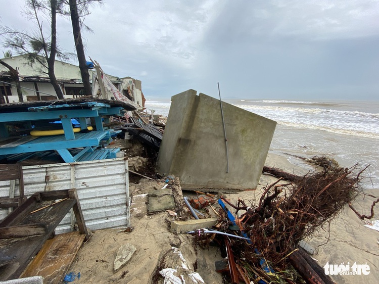 Villas, restaurants along Hoi An seashore ravaged after Storm Vamco landfall