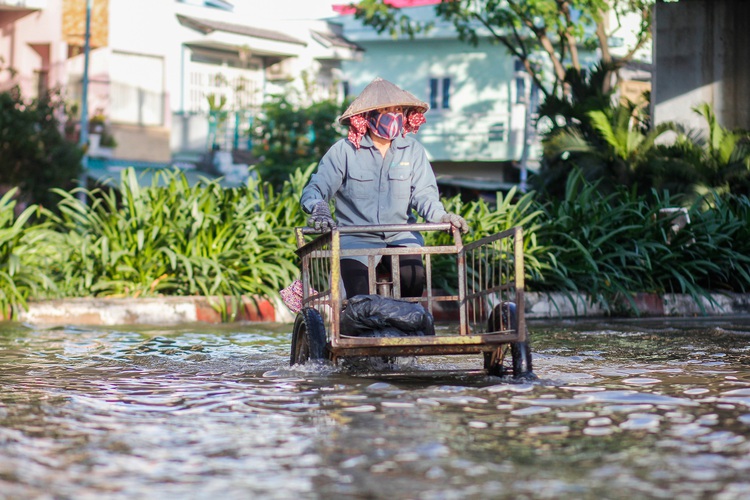 Year's highest tide submerges roads in Ho Chi Minh City