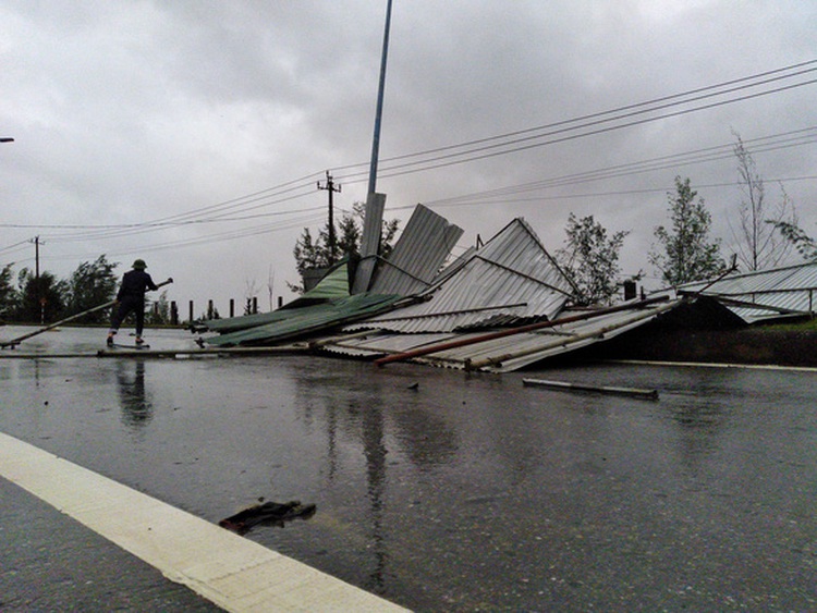 Mass electricity outage blacks out central Vietnam after Storm Vamco destruction