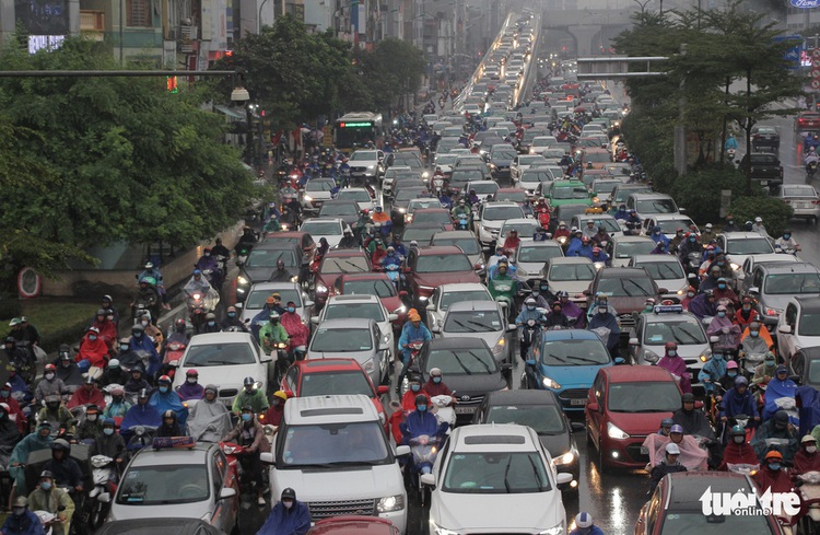 Heavy rain creates intense traffic jam during Hanoi’s rush hours