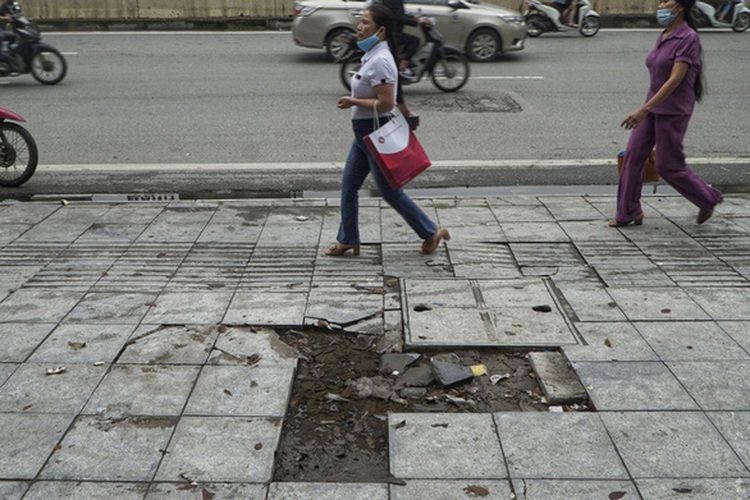 Hanoi sidewalks with projected 70-year lifespan crumble after 3 years in use