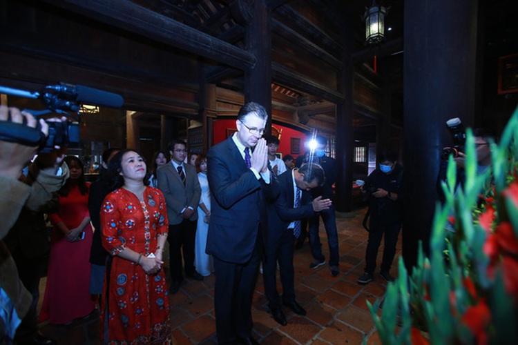 US envoy visits Hanoi’s Temple of Literature, scholar statue in celebration of Teacher’s Day