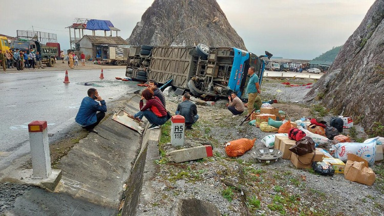 2 killed, 10 injured as sleeper bus tips over in northern Vietnam