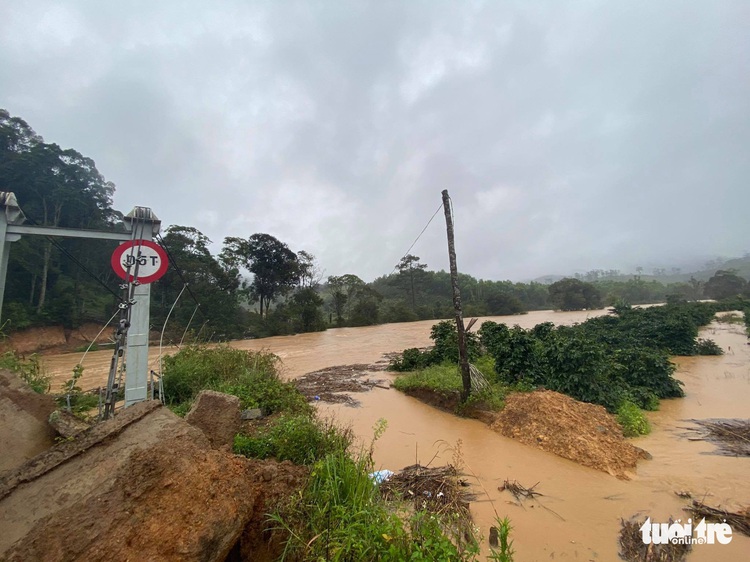Tourists swept away by flood during trekking tour at Vietnam national park
