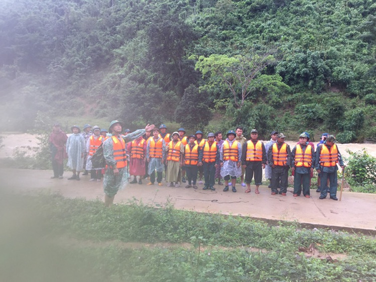 Military rescues 45 trekkers stranded in south-central Vietnamese mountain