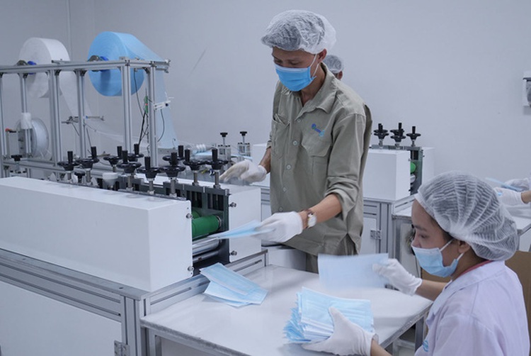 Online sellers seek to overcharge face mask buyers in Saigon amid domestic virus infections