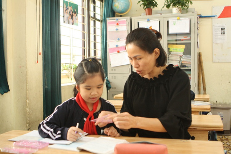 Hanoi teachers connect with disabled children through parental love