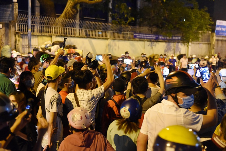 ‘Citizen reporters’ interrupt memorial service for Vietnamese comedian