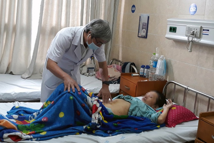 4.5kg tumor removed from southern Vietnamese woman’s abdomen
