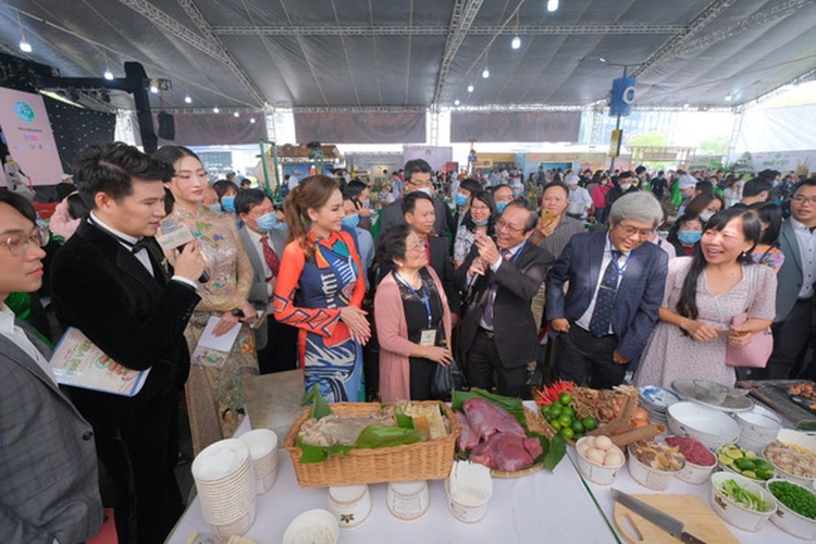 People enjoy ‘Day of Pho’ 2020 in Hanoi