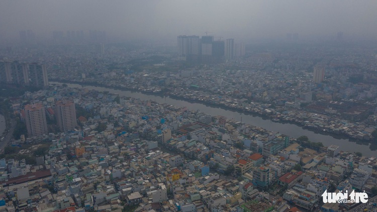 Unseasonal rain results in smoggy sky in Ho Chi Minh City: expert