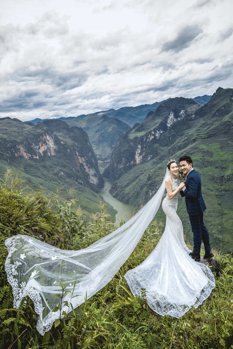 Wanderlust couple tours Vietnam for breathtaking pre-wedding album