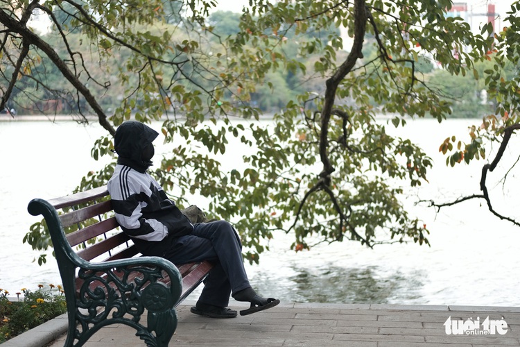 Temperature drops to 12 degrees Celsius as cold spell chills Hanoi