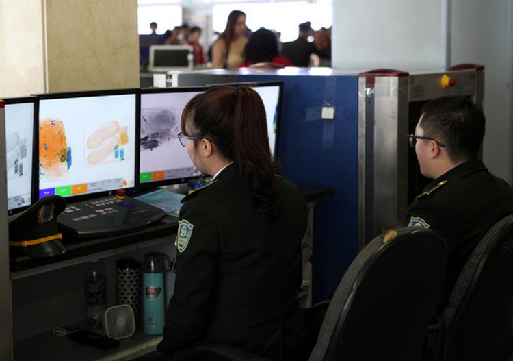Female passenger found with loaded pen gun at Saigon airport